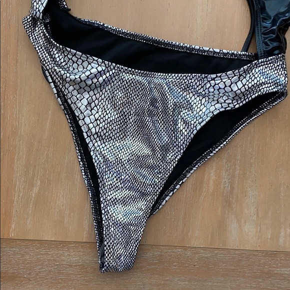 Silver snake skin/ black leather monokini - Picture 6 of 10